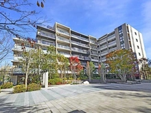 【東京都/武蔵野市中町】プラウドシティ武蔵野三鷹 フロントコート 敷地内
