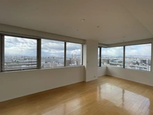 【大阪府/大阪市福島区吉野】大阪ウエストゲートタワー リビング・ダイニング：LDから淀川越しに六甲山系まで望む開放的な眺望