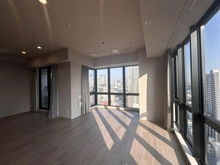 【大阪府/大阪市中央区安土町】クレヴィアタワー御堂筋本町 リビング：北東角で梅田方面が見渡せます