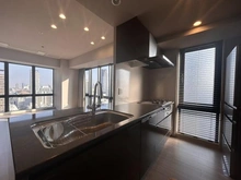 【大阪府/大阪市中央区安土町】クレヴィアタワー御堂筋本町 キッチン：大理石調のキッチン