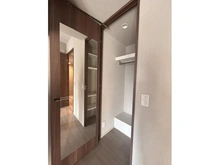 【大阪府/大阪市中央区安土町】クレヴィアタワー御堂筋本町 洋室：ウォークインクローゼットの扉の裏のミラー