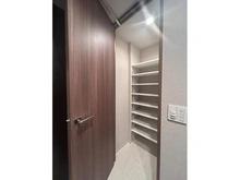 【大阪府/大阪市中央区安土町】クレヴィアタワー御堂筋本町 玄関：シューズインクローゼット