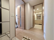 【兵庫県/神戸市中央区八幡通】ザ・パークハウス神戸三宮 廊下：デットスペースとなる廊下は最小限です。家具調度品は価格に含まれません