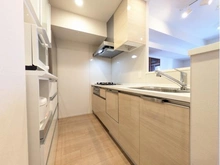 【兵庫県/神戸市中央区八幡通】ザ・パークハウス神戸三宮 キッチン：カウンターキッチンです。※家具調度品は価格に含まれません