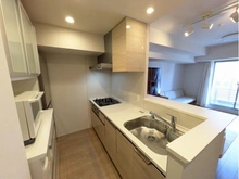 【兵庫県/神戸市中央区八幡通】ザ・パークハウス神戸三宮 キッチン：約2.9帖のキッチン。家具調度品は価格に含まれません