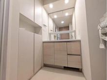 【兵庫県/神戸市中央区八幡通】ザ・パークハウス神戸三宮 洗面室：壁面収納も備わった3面鏡付き。家具調度品は価格に含まれません