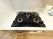 【兵庫県/神戸市中央区八幡通】ザ・パークハウス神戸三宮 キッチン：三口ガスコンロ。家具調度品は価格に含まれません