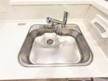 【兵庫県/神戸市中央区八幡通】ザ・パークハウス神戸三宮 キッチン：ディスポーザー（生ごみ粉砕機）付き。家具調度品は価格に含まれません