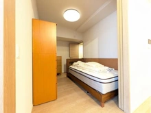 【兵庫県/神戸市中央区八幡通】ザ・パークハウス神戸三宮 洋室：スライドで仕切られた4.5帖の洋室。家具調度品は価格に含まれません