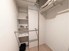 【兵庫県/神戸市中央区八幡通】ザ・パークハウス神戸三宮 ウォークインクローゼット：4.5帖の洋室内。家具調度品は価格に含まれません