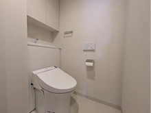 【兵庫県/神戸市中央区八幡通】ザ・パークハウス神戸三宮 トイレ：お掃除用部を収納できる、手洗い付きのトイレ。