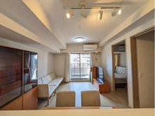 【兵庫県/神戸市中央区八幡通】ザ・パークハウス神戸三宮 リビング・ダイニング：LDから各居室へ移動可能。家具調度品は価格に含まれません。