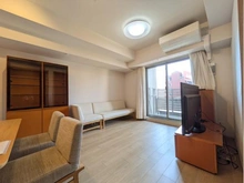 【兵庫県/神戸市中央区八幡通】ザ・パークハウス神戸三宮 リビング：南西側から光が差し込む縦型リビングです。家具調度品は価格に含まれません