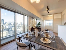 【大阪府/大阪市中央区内久宝寺町】グランドメゾン上町台レジデンスタワー リビング・ダイニング：※家具・調度品は販売価格に含まれておりません
（奥）洋室