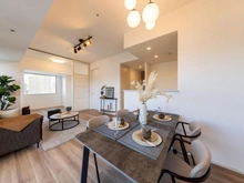 【大阪府/大阪市中央区内久宝寺町】グランドメゾン上町台レジデンスタワー リビング・ダイニング：（奥）洋室