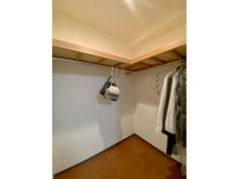 【兵庫県/西宮市上甲東園】アールヴェール上甲東園 収納：洋室7帖についているウォークインクローゼットです。