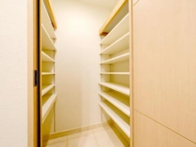 【大阪府/大阪市西区南堀江】エルザグレース堀江タワー 収納：シューズインクローゼット