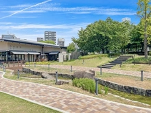 【大阪府/大阪市北区天神橋】ラシュレ扇町公園 外観：扇町公園より撮影
正面3フロアのマンション