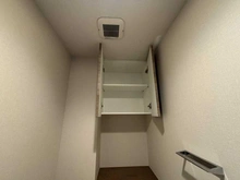 【大阪府/大阪市中央区南本町】ブランズタワー御堂筋本町 収納：トイレ上
