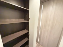 【大阪府/大阪市中央区久太郎町】ジオタワー堺筋本町 収納：廊下部