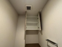 【大阪府/大阪市中央区南本町】ブランズタワー御堂筋本町 収納：トイレ上収納