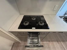 【京都府/京都市中京区西ノ京南大炊御門町】シャリエ京都円町 キッチン：グリル付き三口コンロ