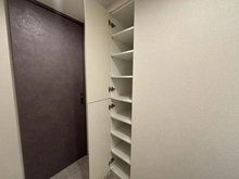【京都府/京都市中京区西ノ京南大炊御門町】シャリエ京都円町 収納：洗面室部分