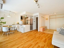 【大阪府/茨木市田中町】ジェイグラン・エル茨木 LDK：照明スイッチは、お子様や車いすの方にも届きやすい床上約100cm