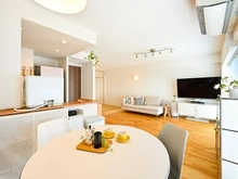 【大阪府/茨木市田中町】ジェイグラン・エル茨木 LDK：リビングにいる家族の様子を伺いながらお料理ができます