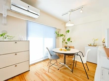 【大阪府/茨木市田中町】ジェイグラン・エル茨木 ダイニング：南向きバルコニーに面した窓から、明るい光が入ります