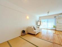 【大阪府/茨木市田中町】ジェイグラン・エル茨木 リビング：畳コーナーはお子様の遊び場や来客時の客間として利用できます