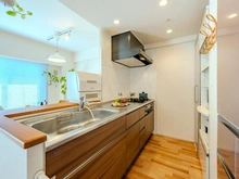 【大阪府/茨木市田中町】ジェイグラン・エル茨木 キッチン：3口コンロ＋グリル搭載のシステムキッチンです
