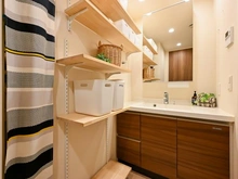 【大阪府/茨木市田中町】ジェイグラン・エル茨木 洗面室：鏡裏には収納付き！