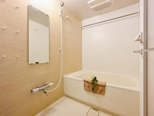 【大阪府/茨木市田中町】ジェイグラン・エル茨木 浴室：◆低床型ユニットバス
浴室のまたぎ高さを約45cmに抑えた低床設計のユニットバス