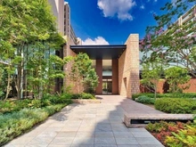 【東京都/大田区西六郷】プラウドシティ大田六郷 フォレスト街区棟 エントランス：ガラス貼りのエントランスが来訪者を迎えます