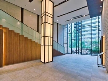 【東京都/大田区西六郷】プラウドシティ大田六郷 フォレスト街区棟 エントランス：層吹き抜けの空間にブラウンを基調としたデザインです