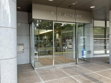 【東京都/江戸川区中央】クレアホームズ新小岩親水公園 江戸川区中央図書館（現地より約350m）：江戸川区最大の図書館で、様々な図書から資料まで豊富です。自習室も利用でき、地域の中学校や高校生が勉強しています。