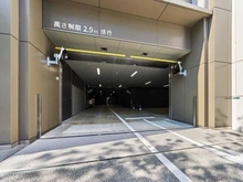 【東京都/江戸川区南小岩】プラウドタワー小岩ファースト 駐車場：車両出入口