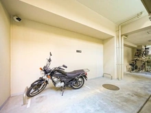 【東京都/荒川区東日暮里】イニシア日暮里アベニュー 共用部：バイク置場
