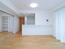 【東京都/多摩市関戸】日神パレステージ聖蹟桜ヶ丘 LDK：約14.0帖
（左）洋室