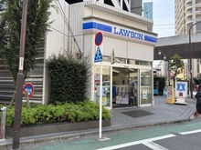 【東京都/府中市府中町】プラウド府中セントラル ローソン府中駅東口店（現地より約64m）