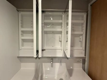 【東京都/府中市東芝町】エフユニバース 洗面室：三面鏡収納