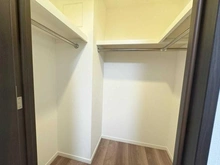 【東京都/府中市寿町】プラウドタワー府中寿町 収納：玄関側洋室付帯のウォークインクローゼット