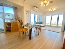 【東京都/多摩市関戸】ブリリアタワー聖蹟桜ヶ丘ブルーミングレジデンス リビング・ダイニング：（手前）洋室