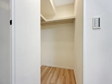 【神奈川県/横浜市戸塚区品濃町】ニューシティ東戸塚タワーズシティ1st 収納：ウォークインクローゼット　
サービスルーム(納戸)　約6.3帖