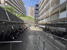 【神奈川県/横浜市戸塚区戸塚町】ホーユウパレス戸塚 駐輪場・バイク置き場