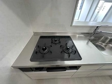 【神奈川県/横浜市戸塚区俣野町】県ドリームハイツ壱七号棟 キッチン：三口コンロ