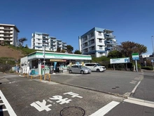 【神奈川県/横浜市磯子区汐見台】ヒルコートテラス横浜汐見台 E棟 ファミリーマート 横浜汐見台店（現地より約450m）