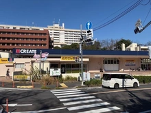 【神奈川県/横浜市磯子区汐見台】ヒルコートテラス横浜汐見台 E棟 クリエイトS・D磯子汐見台店（現地より約270m）