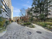 【大阪府/吹田市桃山台】グランファースト千里桃山台 7号棟 敷地内